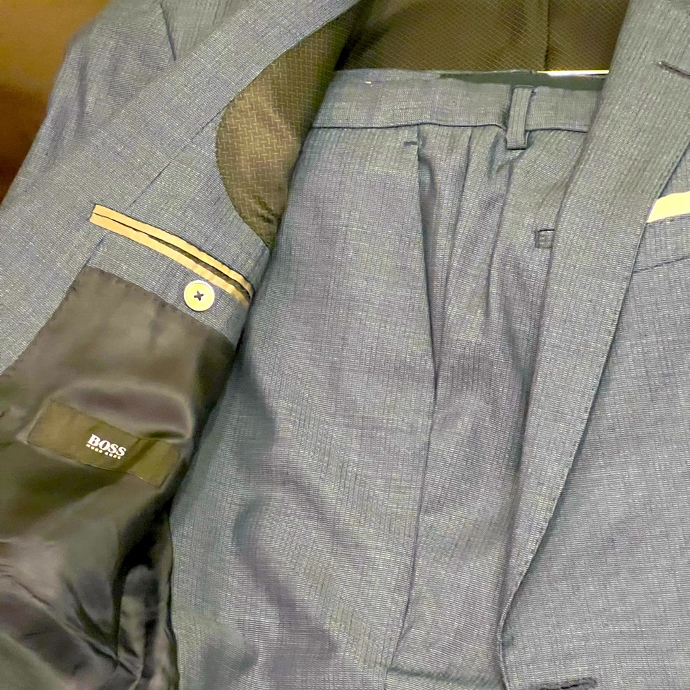 Classic Slim Fit Hugo BOSS suit that’s in perfect shape It’s Guabello design
